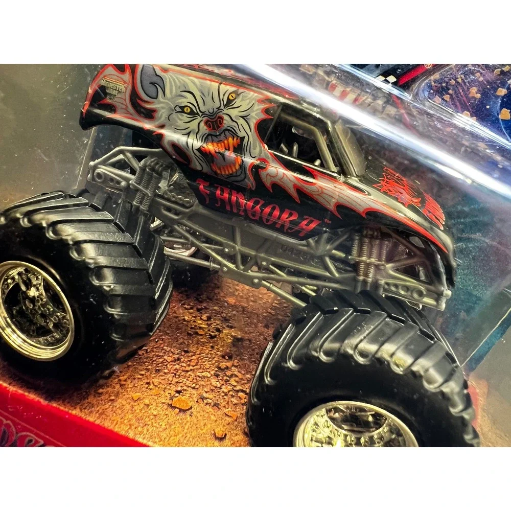 Hot Wheels Monster Jam Fangora 2005 Official Series #28 1:64 Die-Cast Truck